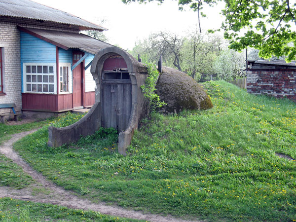 Погреб на даче 