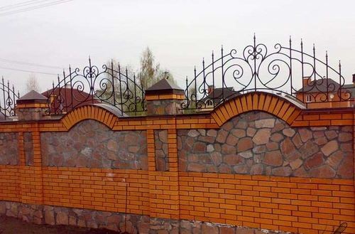 Фото-подборка красивых заборов из разных видов кирпича