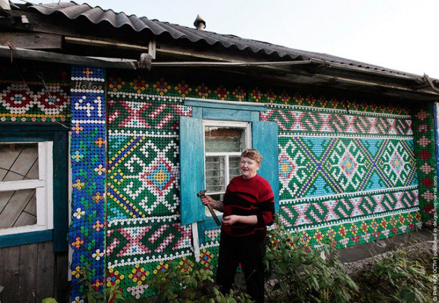 Забор из бутылочных пробок
