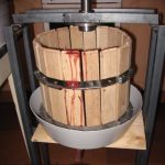 Пресс для яблок с корпусом из деревянных реек