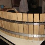 Полосы с досками корпуса пресса сгибаются в виде круга