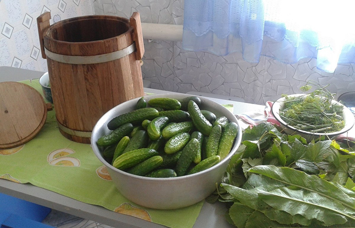 Соленые огурцы из бочонка