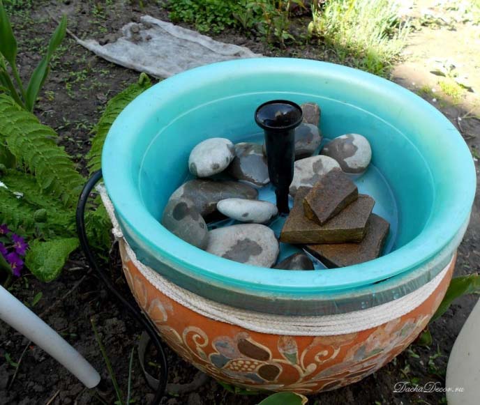 Уложила камушки, стараясь не закрывать отверстия для стока воды в горшок