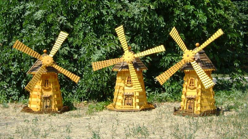 Большинство типов декоративных ульев очень гармонично вписывается в ландшафтные и дизайнерские особенности дачного сада
