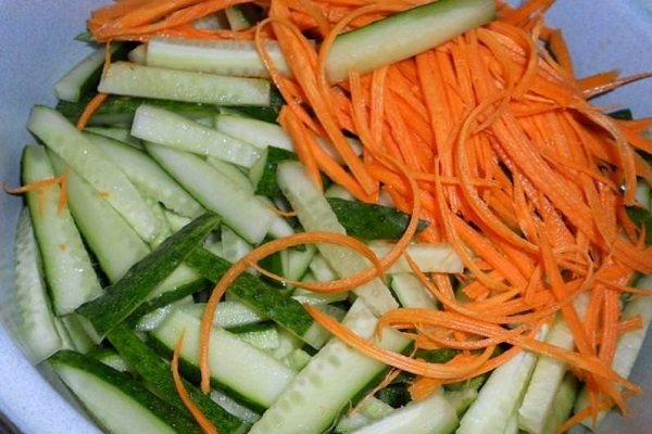 Морковь с огурцами 